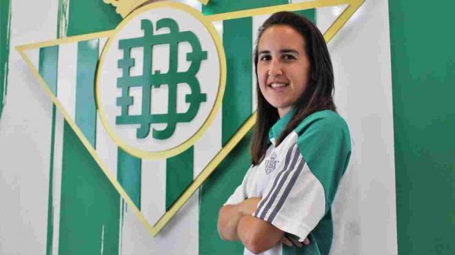 Virgy posa con la camiseta y el escudo del Betis (Foto: Real Betis)