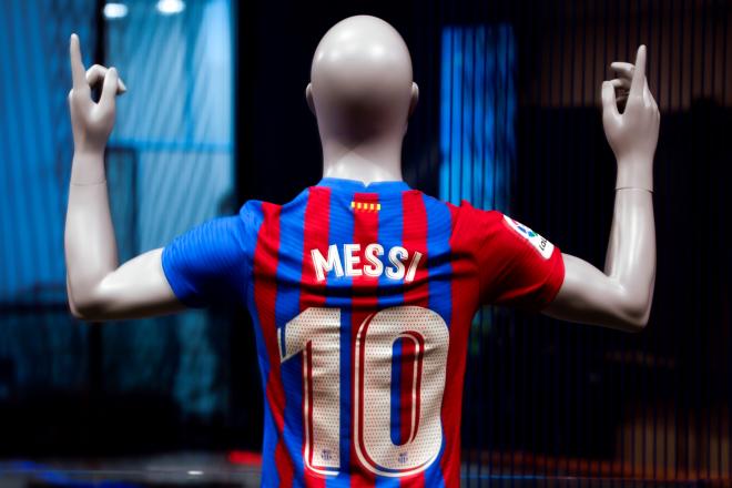 La tienda del Barcelona, con camisetas de Leo Messi (Foto: EFE).