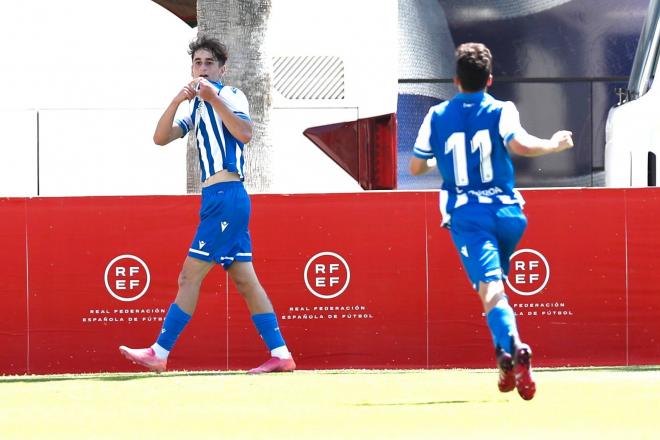 Noel agarrando el escudo del Dépor tras marcar un gol al Barça.