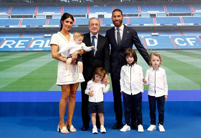 Sergio Ramos y Pilar Rubio, con sus hijos y con Florentino Pérez (Foto: Cordon Press).