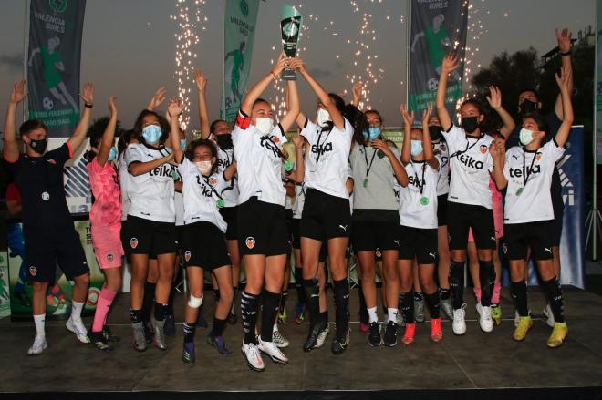 El Valencia levanta el trofeo en la categoría G16 de la València Cup Girls