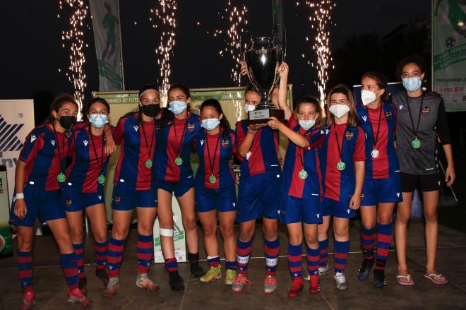 Levante Femenino levanta el trofeo de campeón global