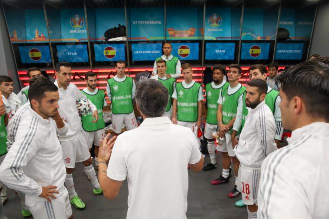 Luis Enrique da la charla a los jugadores previa al partido de España ante Suiza (Foto: RFEF).