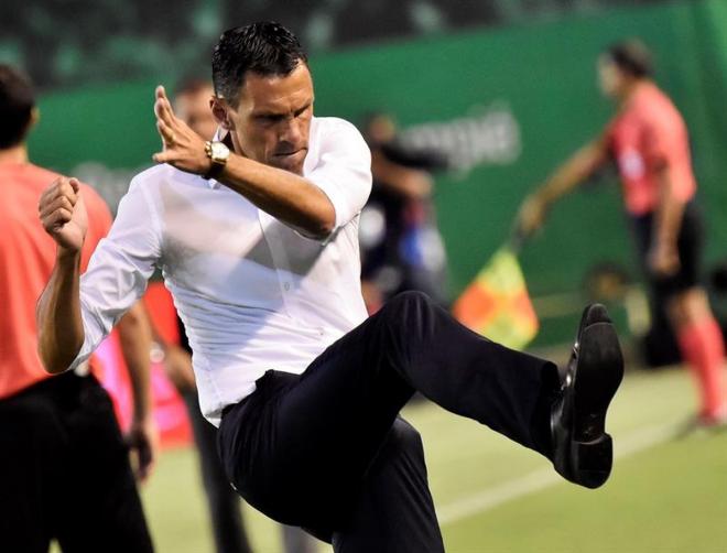 Gustavo Poyet, durante un partido (Foto: EFE)