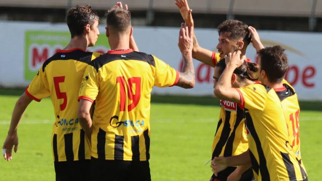 Juanjo Mateo celebra un gol con el San Roque (Foto: Huelva Información).