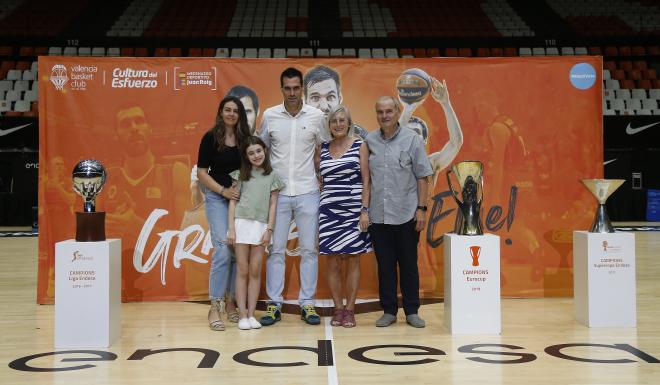 San Emeterio recibe un emotivo homenaje con el respaldo de la selección