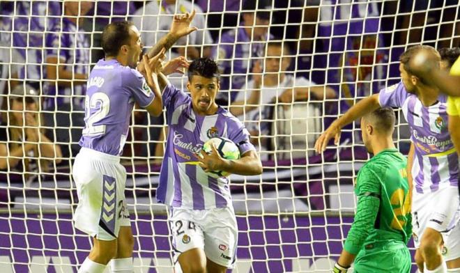 Iban Salvador celebra el primer gol del Real Valladolid en su último debut en Segunda (Foto: LaLiga 1|2|3).
