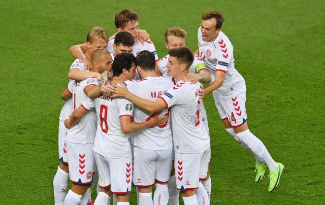 Los jugadores de Dinamarca celebran el gol ante la República Checa (FOTO: EFE).