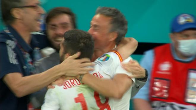 El emotivo abrazo entre Jordi Alba y Luis Enrique tras el decisivo penalti anotado por Mikel Oyarzabal.