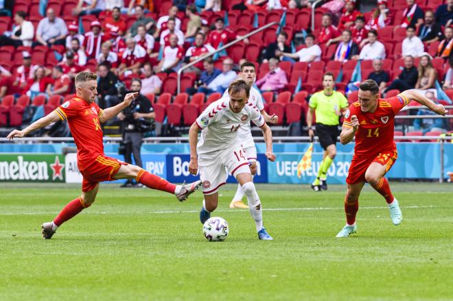 Mikkel Damsgaard regateando ante dos defensores de Gales en los octavos de la Eurocopa (Foto: Cordo