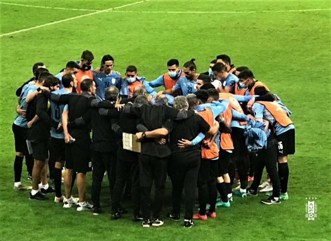 Maxi Gómez con mascarilla