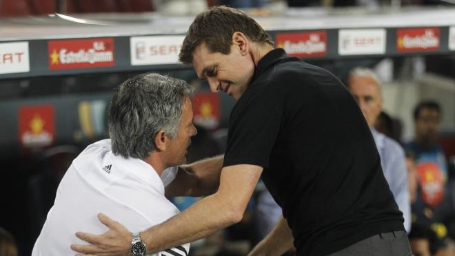 Mourinho se saluda con Tito Vilanova en un Clásico (Foto: Cordon Press).