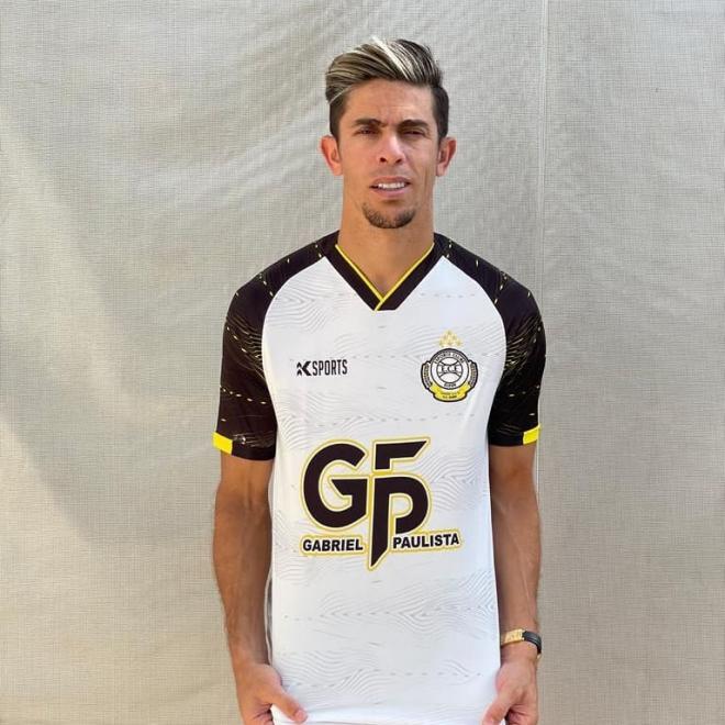 Gabriel Paulista posando con la camiseta del Esporte Clube Eledy (Foto: Gabriel Paulista).jpg