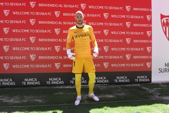 Marko Dmitrovic en su presentación como portero del Sevilla. (Foto: Kiko Hurtado).
