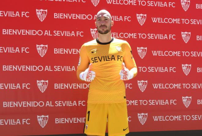 Dmitrovic, nuevo jugador del Sevilla FC.(Foto: Kiko Hurtado).
