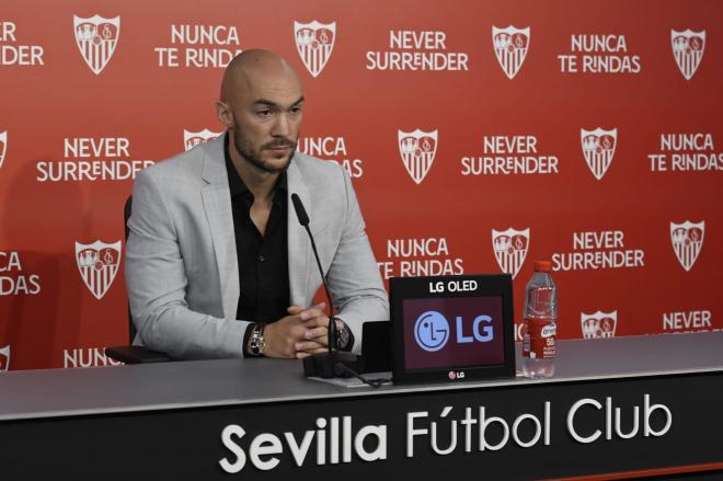 Presentación de Marko Dmitrovic como futbolista del Sevilla. (Foto: Kiko Hurtado).