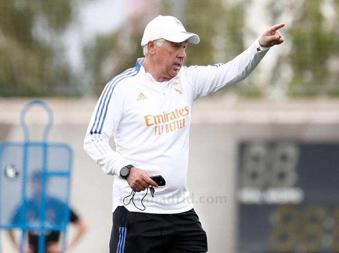 Carlo Ancelotti da órdenes en una sesión del Real Madrid (Foto: RM).