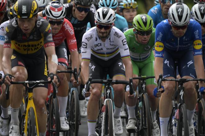 Dillier, Alaphilippe y Cavendish, durante la etapa de este martes en el Tour de Francia (Foto: Cord