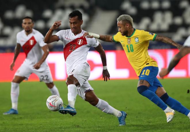 Renato Tapia pugna con Neymar en el Perú-Brasil (Foto: Selección Perú).