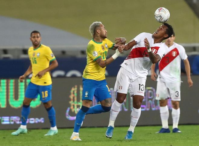 Tapia ante Neymar (Foto: Selección Perú).