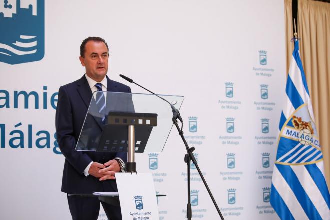 José María Muñoz, durante la comparecencia de prensa junto al alcalde de Málaga (Foto: Ayuntami