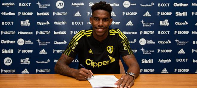 Junior Firpo en la firma con el Leeds.