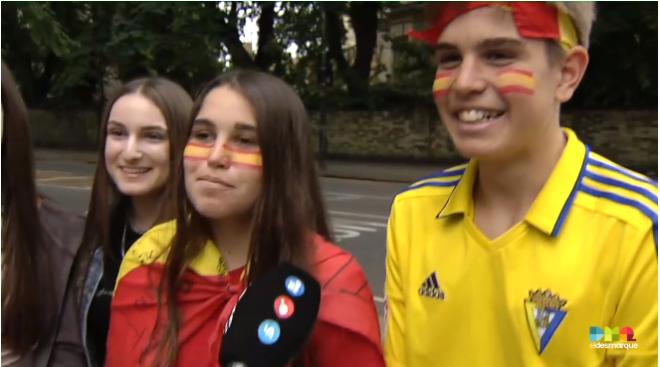 Un aficionado cadista, con la selección en Londres.