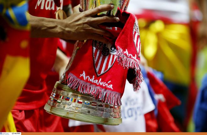 Una bufanda del Sevilla arropa el trofeo de la Europa League (Foto: Cordon Press)