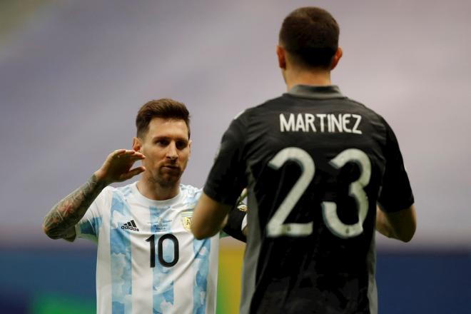 Leo Messi felicita a Emi Martínez antes de una parada (Foto: EFE).