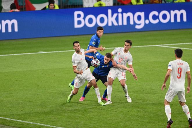 Busquets y Eric García pugnan por un balón con Belotti en la Euro 2020 (Foto: Cordon Press).