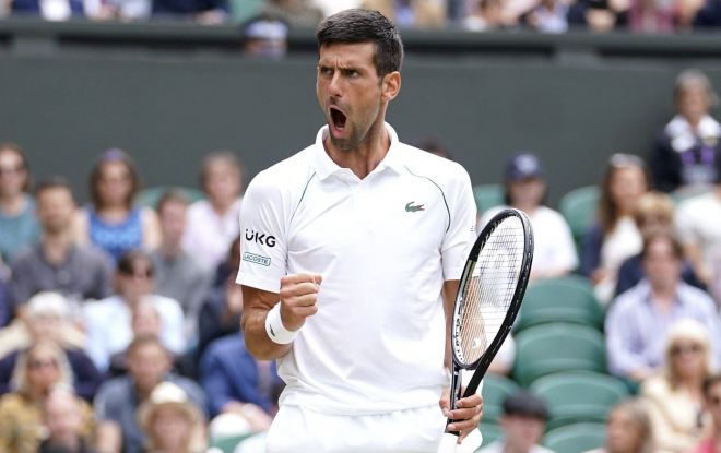Novak Djokovic, celebra un punto durante un partido en Wimbledon 2021 (Foto: Cordon Press).