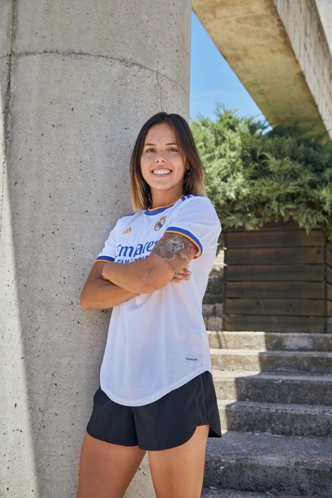 Claudia Zornoza posa con la camiseta del Real Madrid