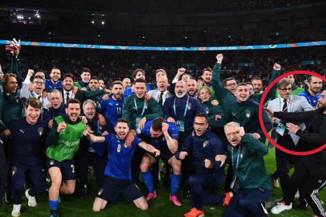 Momento de la foto de los jugadores de Italia en la que se cuela el aficionado.