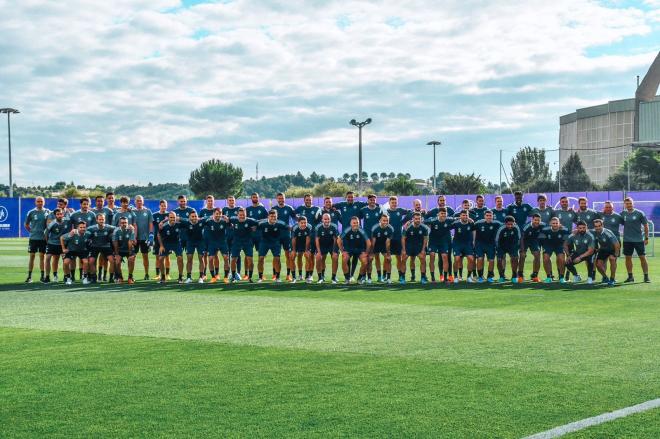 El Real Valladolid 2021/2022 posa en su primer entrenamiento (Foto: Sara Cabezas).