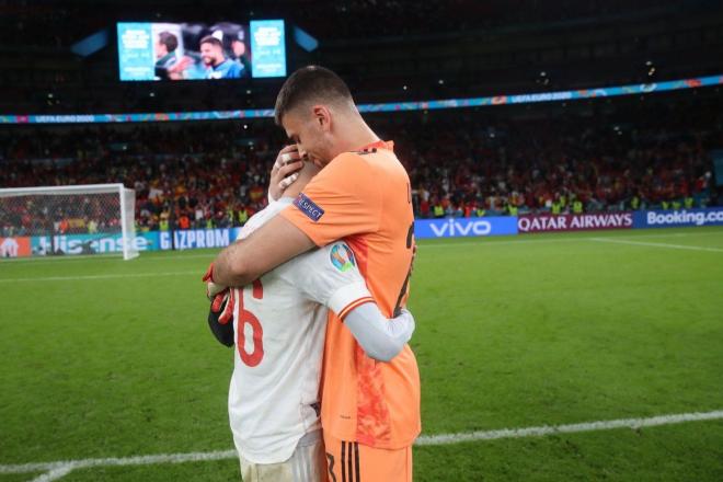 Unai Simón abraza a Pedri en Wembley tras caer en el Italia-España de la Eurocopa.