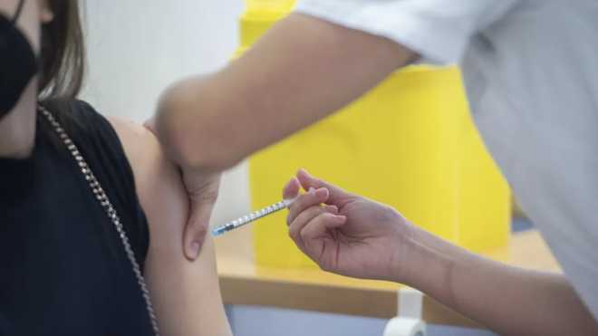 Una estudiante del próximo Erasmus recibe la vacuna contra la covid-19 en Madrid (Foto: EFE).