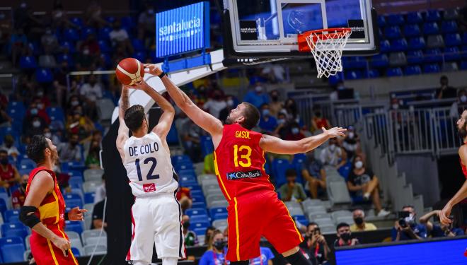 Marc Gasol tapona a De Colo en el amistoso España-Francia (Foto: @BaloncestoESP).