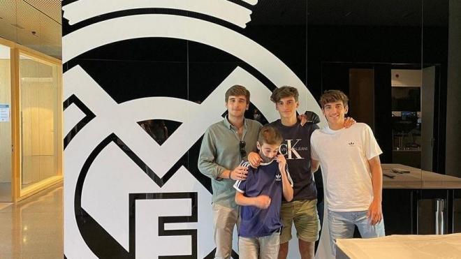 La familia de Gonzalo Villar en las instalaciones del Real Madrid.