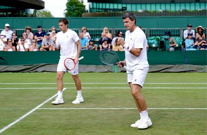 Marcel Granollers y Zeballos, durante un partido en Wimbledon (Foto: Cordon Press).