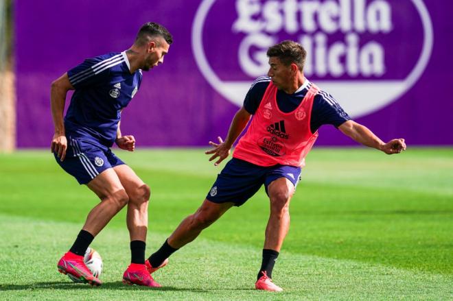 Alcaraz, con Javi Sánchez, en la primera sesión de entrenamiento de la pretemporada (Foto: Real Valladolid).