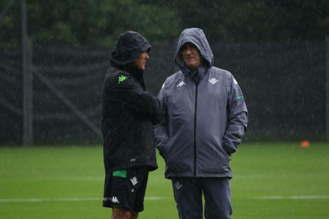 Alexis Trujillo dialoga bajo la lluvia con Antonio Cordón (Foto: RBB).