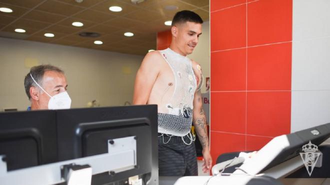 Djuka pasa el reconocimiento médico en Mareo (Foto: Real Sporting).