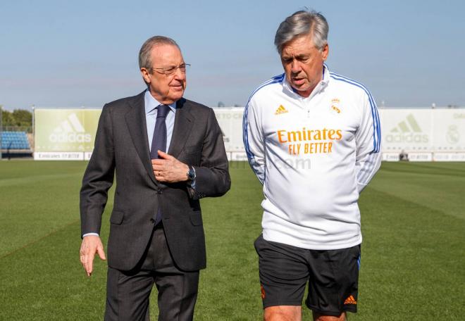Florentino Pérez charla con Carlo Ancelotti en una sesión del Real Madrid (Foto: RM).