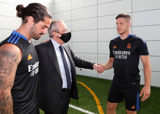 Florentino Pérez saluda a Luka Jovic e Isco Alarcón en Valdebebas (Foto: Real Madrid).