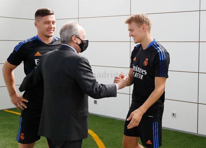 Florentino Pérez saluda a Martin Odegaard y Luka Jovic en Valdebebas (Foto: Real Madrid).
