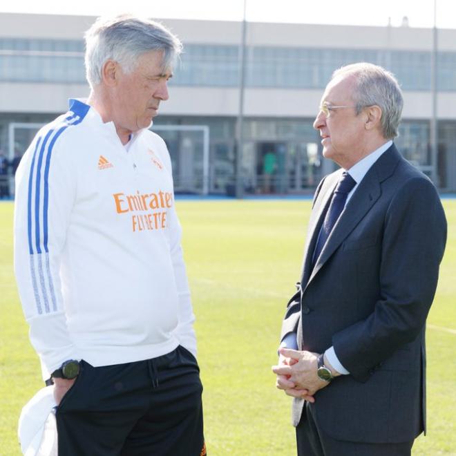 Florentino Pérez charla con Carlo Ancelotti en Valdebebas (Foto: RM).