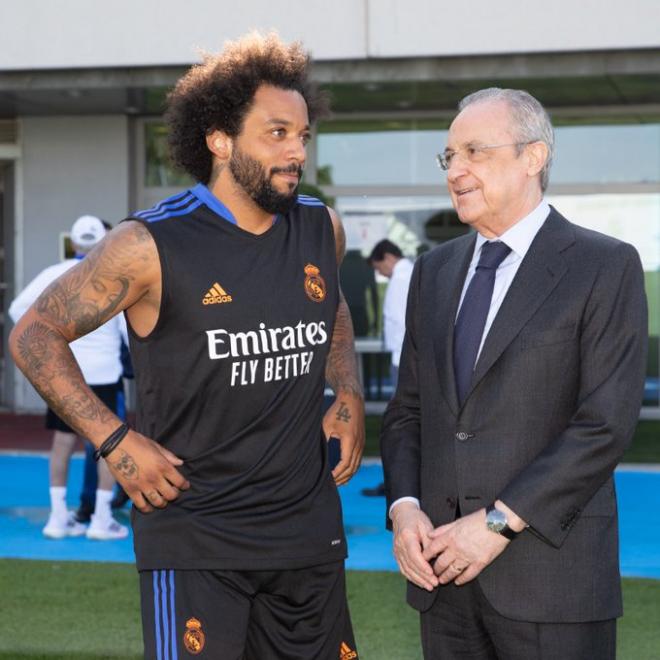 Florentino Pérez charla con Marcelo, primer capitán del Real Madrid, en Valdebebas (Foto: RM).