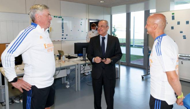 Florentino Pérez charla con Carlo Ancelotti y Antonio Pintus en Valdebebas (Foto: Real Madrid).