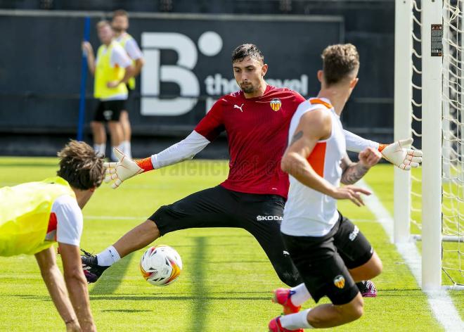 Rivero en un entrenamiento esta temporada (Foto: Valencia CF).