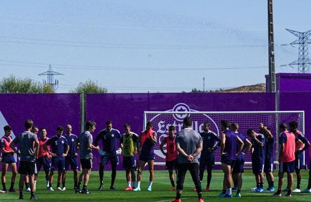 Pacheta charla con sus jugadores en pretemporada (Foto: Real Valladolid).